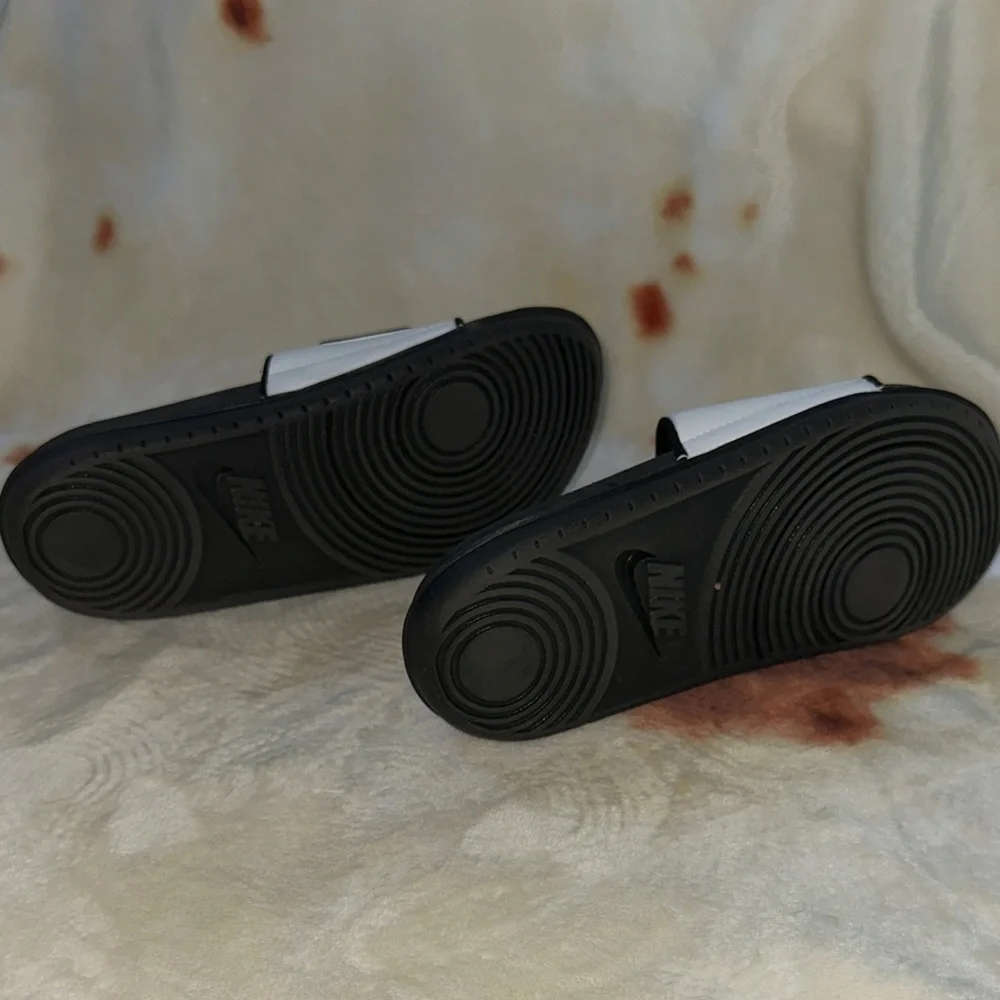 Nike Black and White Logo Slides - Picture 4 of 5